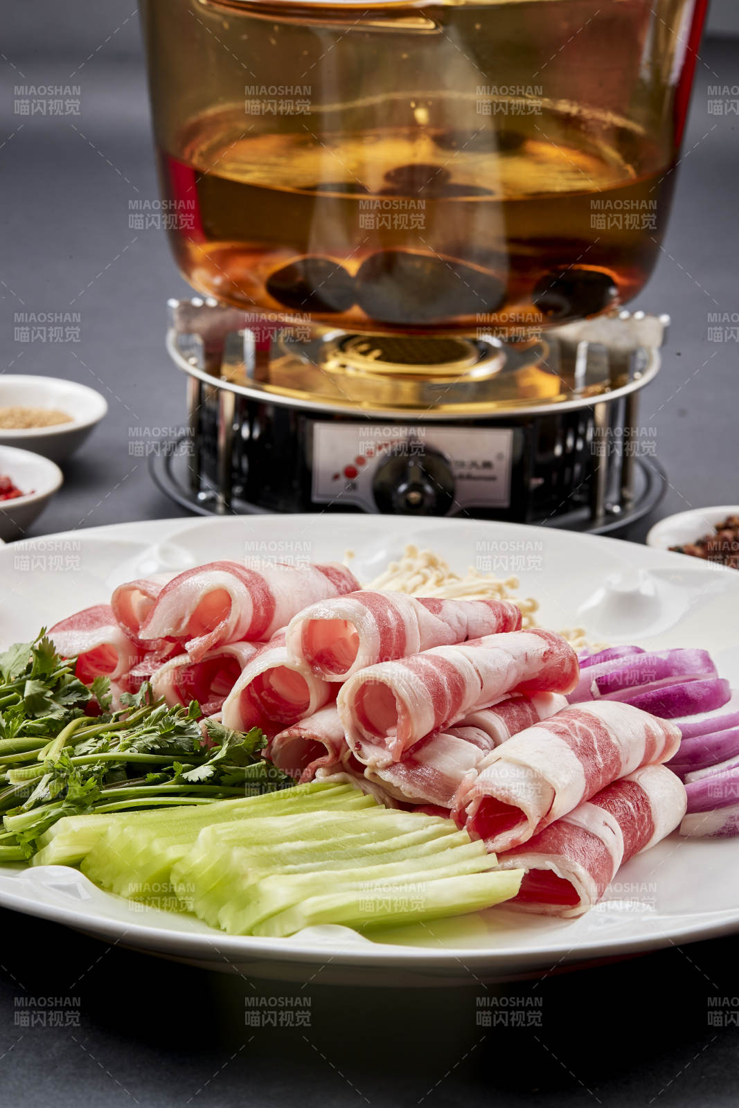 向岩石加热的沸腾食用油中投放鲜美肥牛片图片