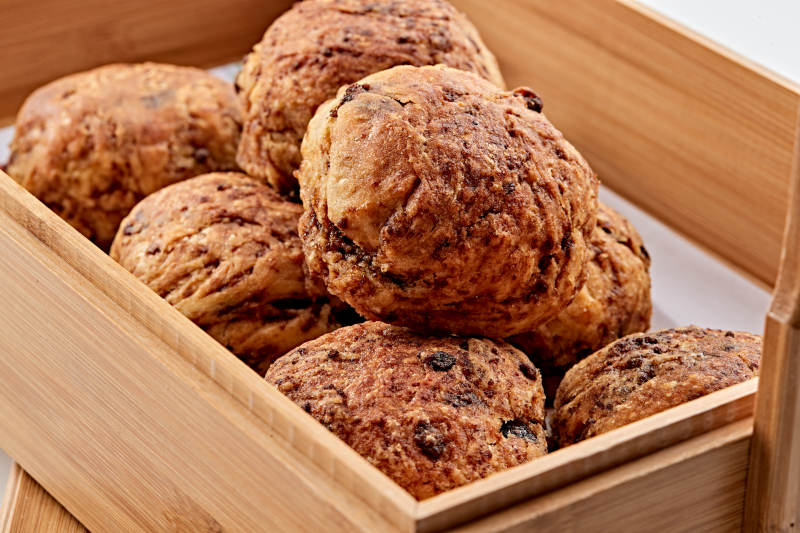 木质食盒装的现出炉的麻酱红糖棋子火烧图片