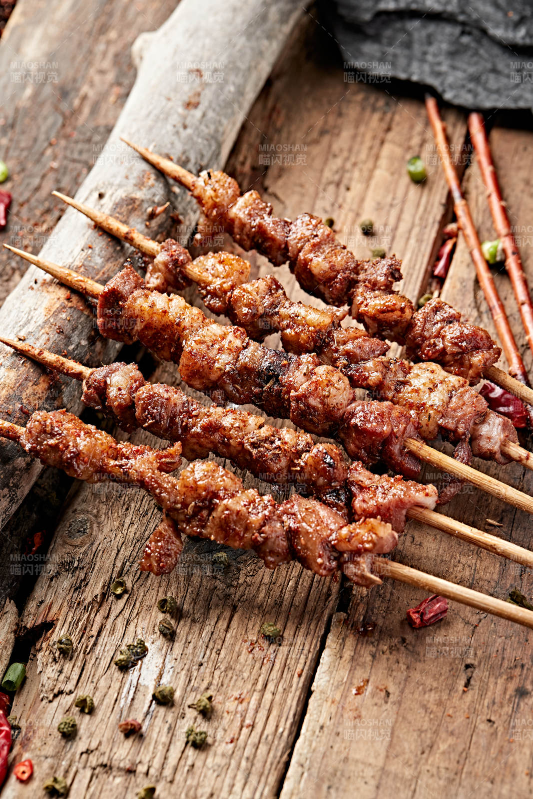 炭烤美味羊肉串图片