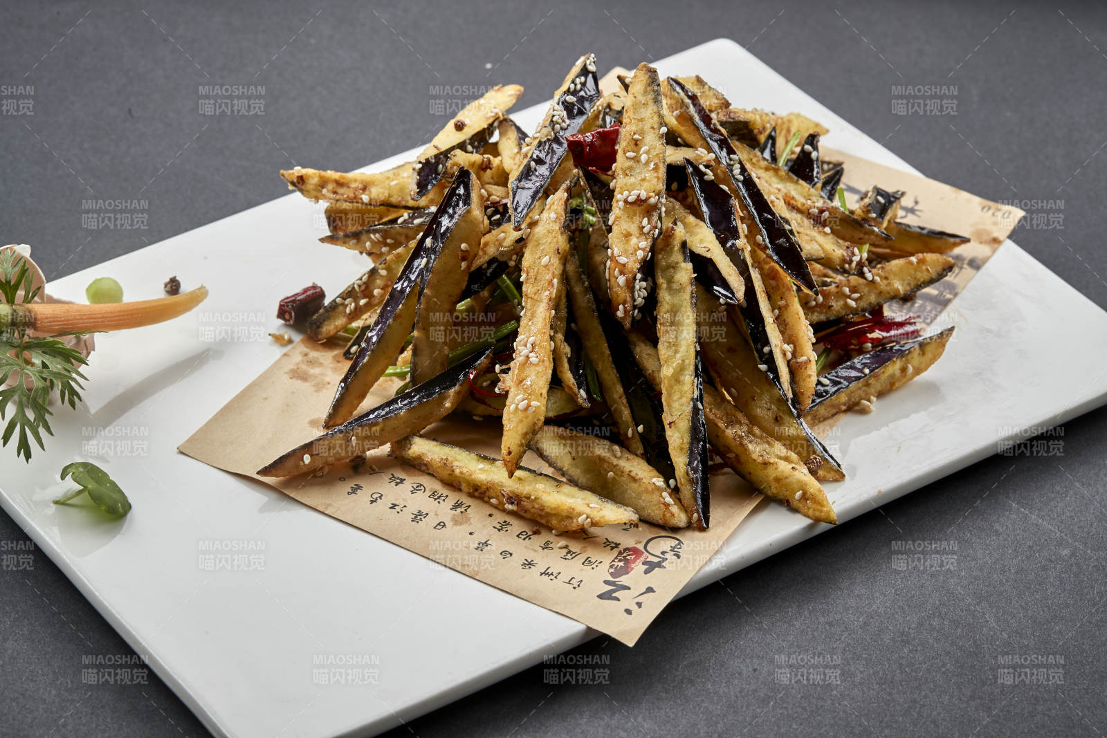 长瓷盘装的风味香炸茄条图片