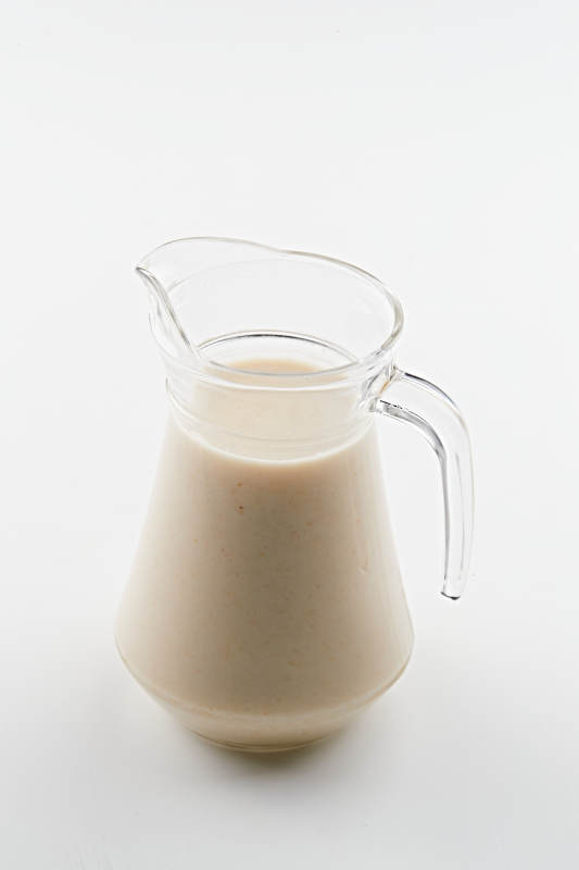 玻璃器皿装的现磨浓香花生西米露图片