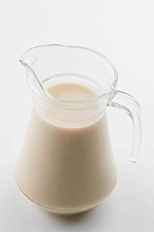 玻璃器皿装的现磨浓香花生西米露图片