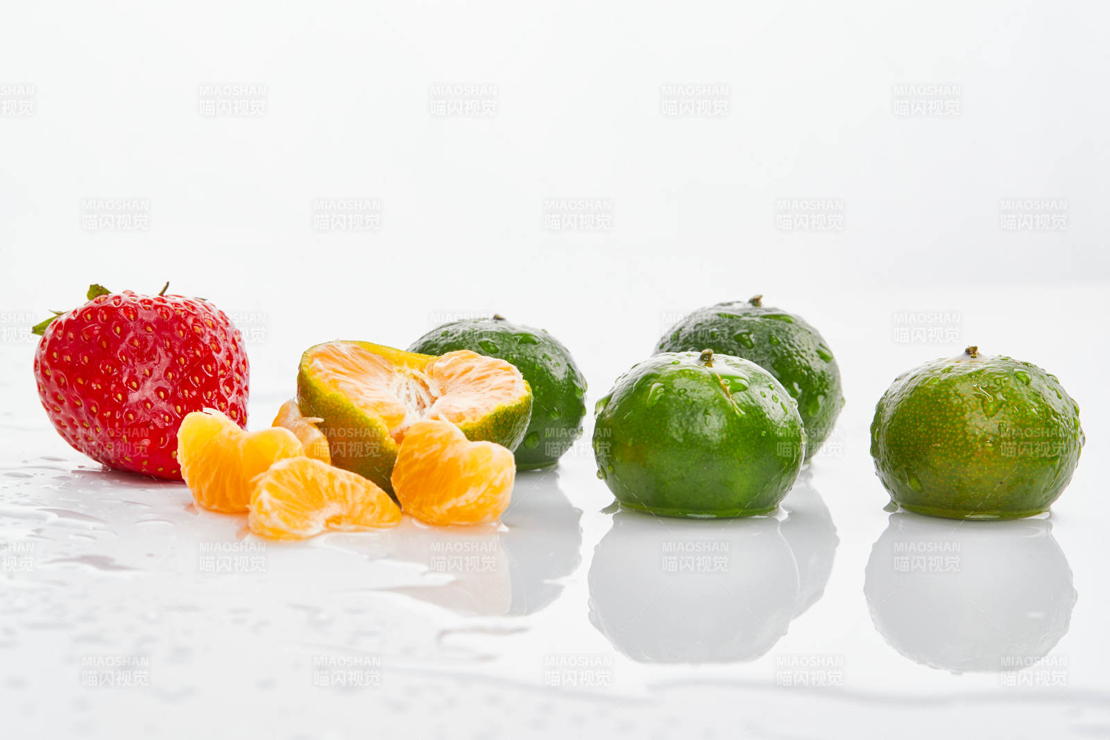 白色背景上摆放的小青柑与草莓图片