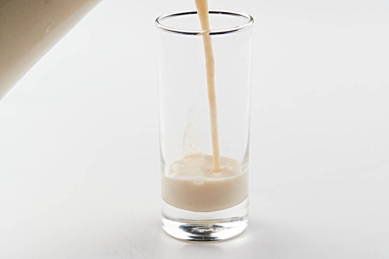 玻璃器皿装的现磨浓香花生西米露图片