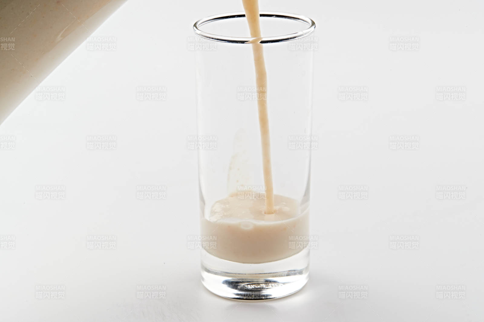 玻璃器皿装的现磨浓香花生西米露图片