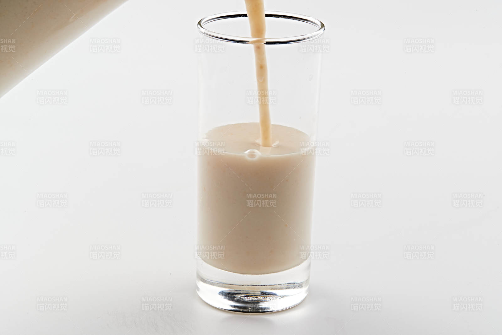 玻璃器皿装的现磨浓香花生西米露图片