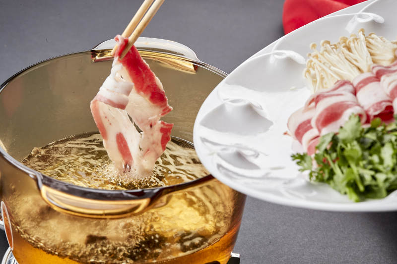 向岩石加热的沸腾食用油中投放鲜美肥牛片图片