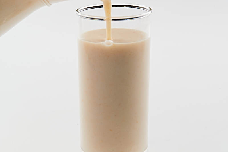 玻璃器皿装的现磨浓香花生西米露图片