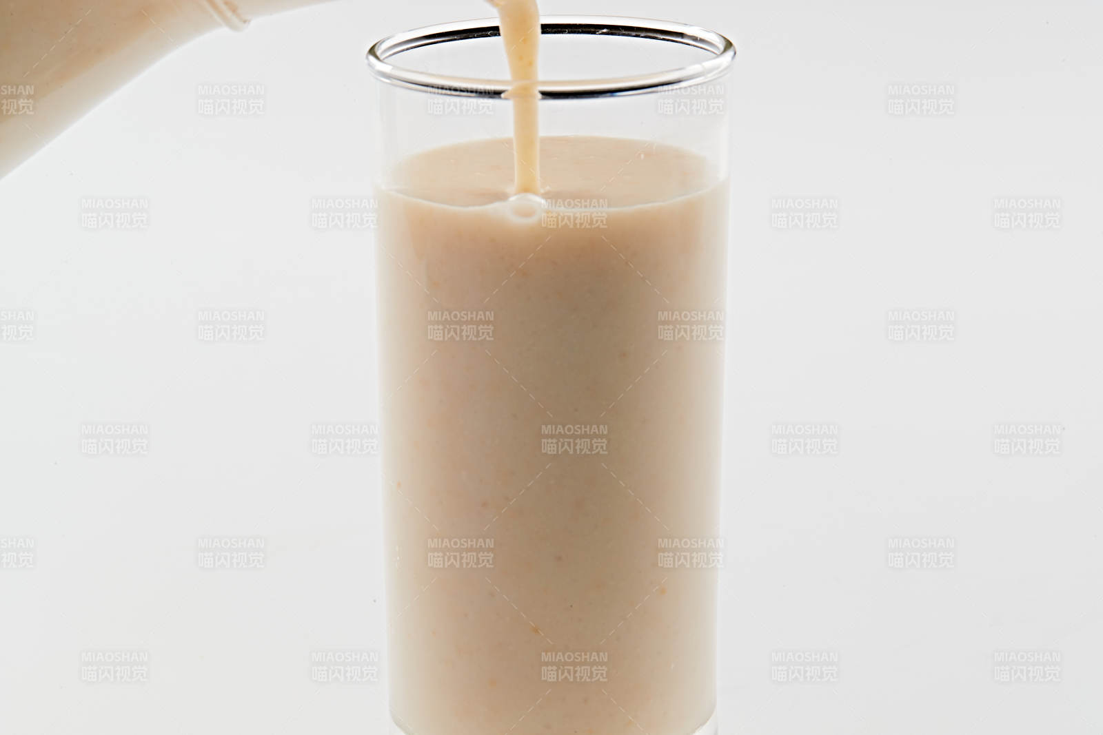 玻璃器皿装的现磨浓香花生西米露图片