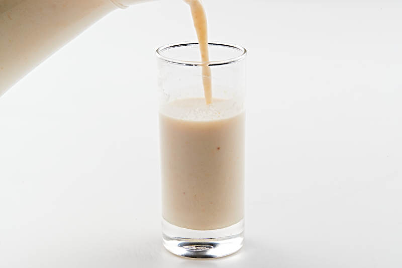 玻璃器皿装的现磨浓香花生西米露图片