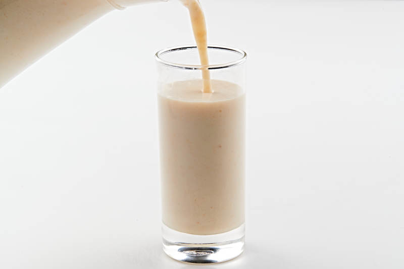 玻璃器皿装的现磨浓香花生西米露图片