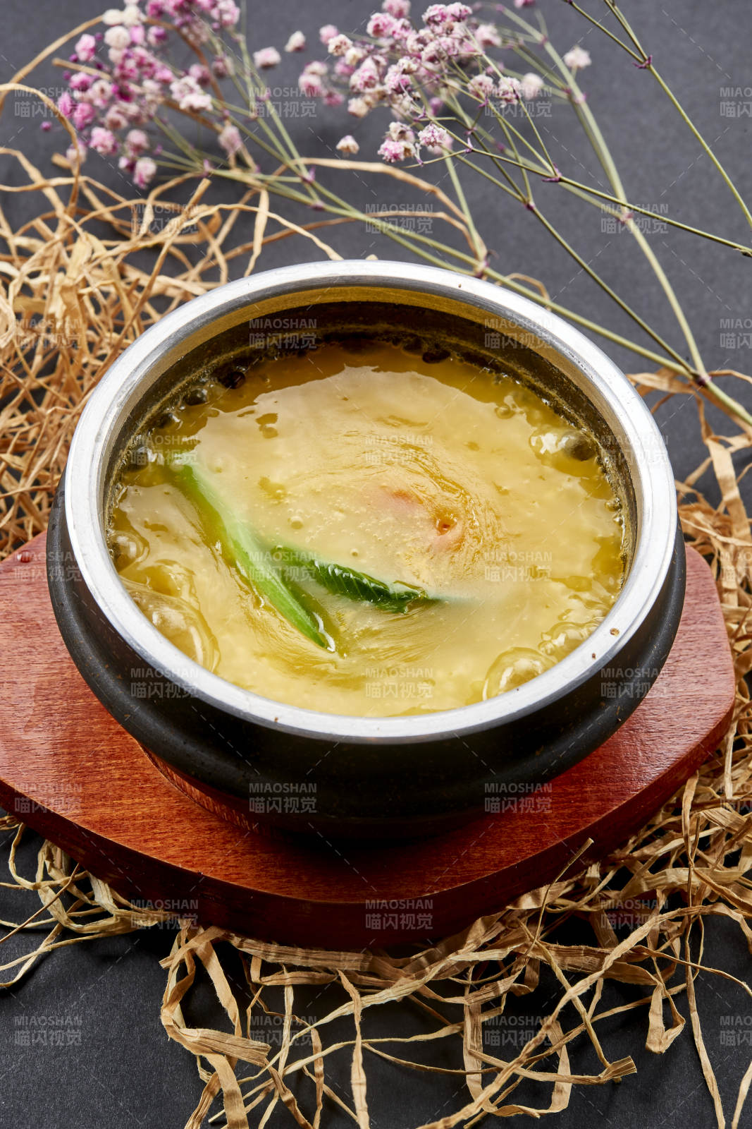 香浓小米蟹黄粥炖海参图片