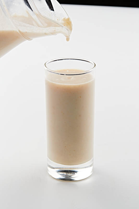 玻璃器皿装的现磨浓香花生西米露图片