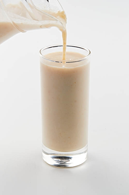 玻璃器皿装的现磨浓香花生西米露图片