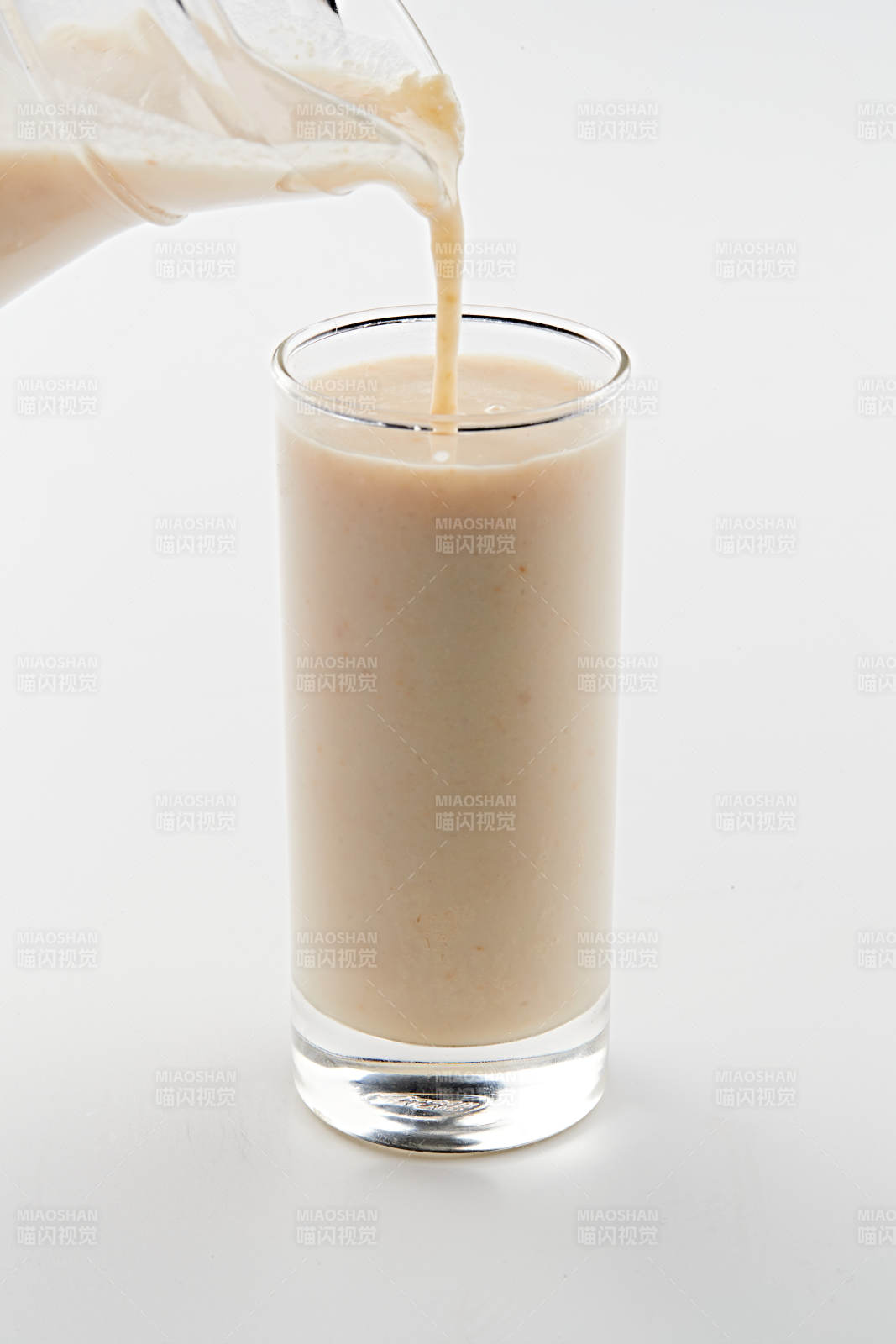 玻璃器皿装的现磨浓香花生西米露图片