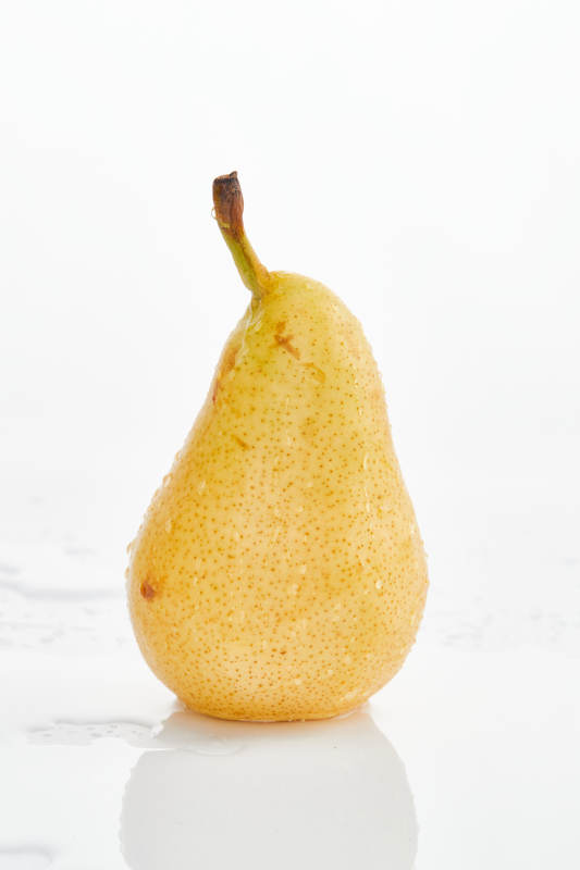 白色背景上摆放的新鲜水嫩香梨图片