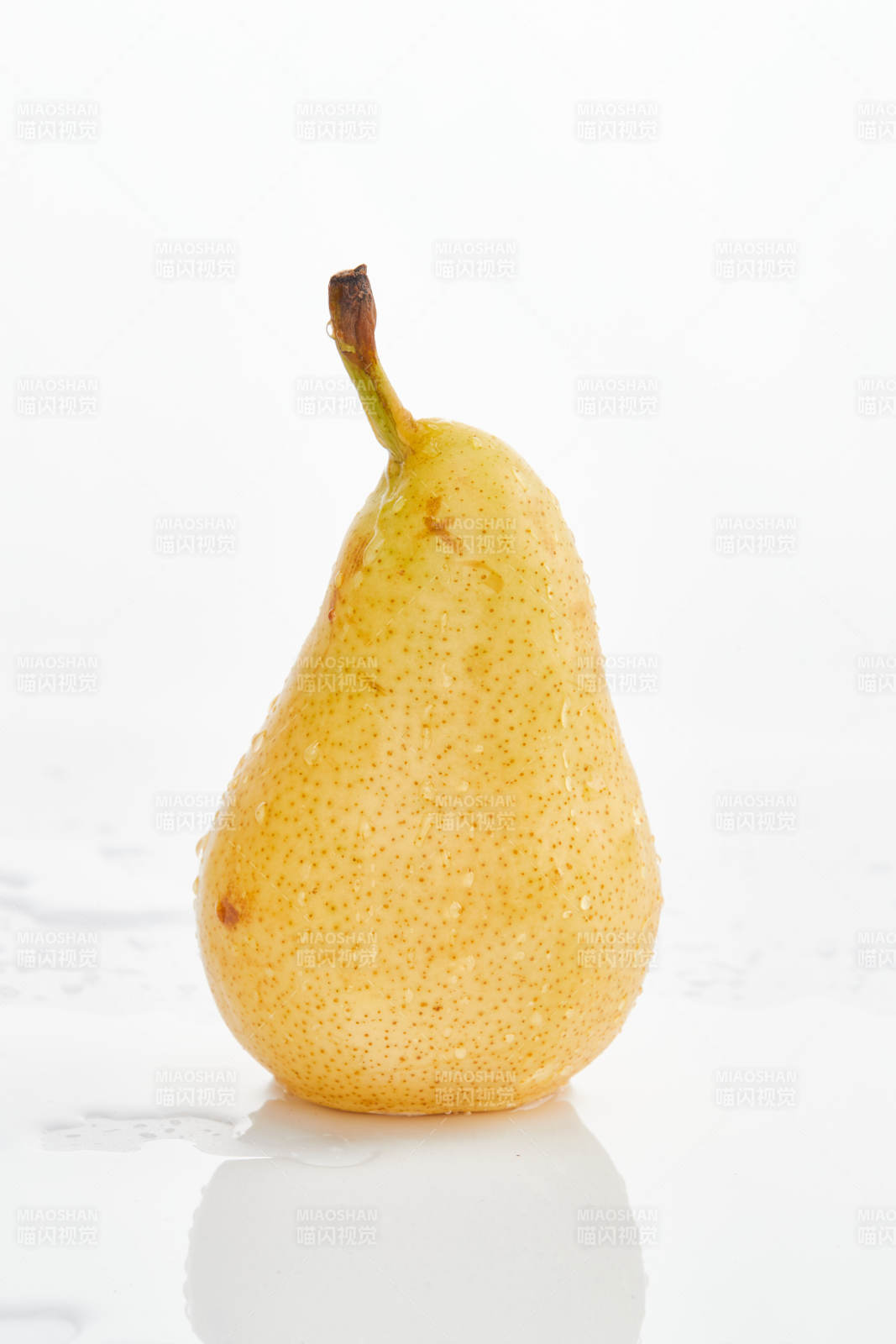 白色背景上摆放的新鲜水嫩香梨图片