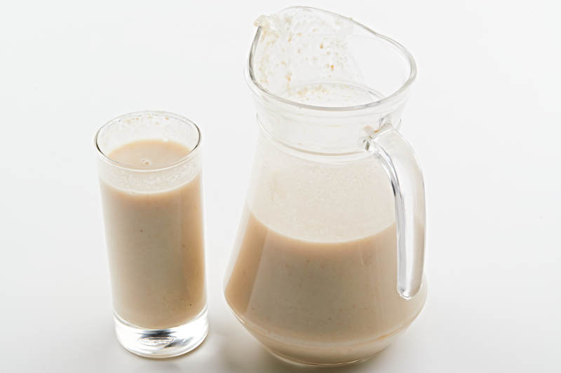 玻璃器皿装的现磨浓香花生西米露图片