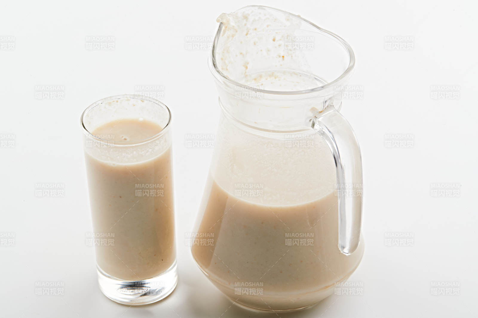 玻璃器皿装的现磨浓香花生西米露图片