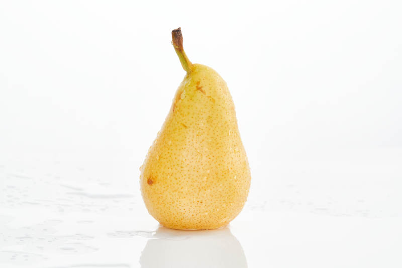 白色背景上摆放的新鲜水嫩香梨图片