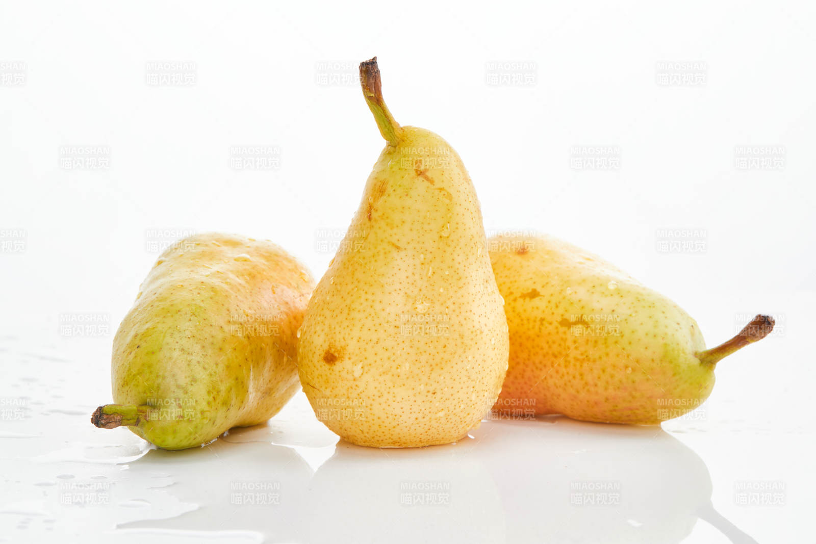 白色背景上摆放的新鲜水嫩香梨图片