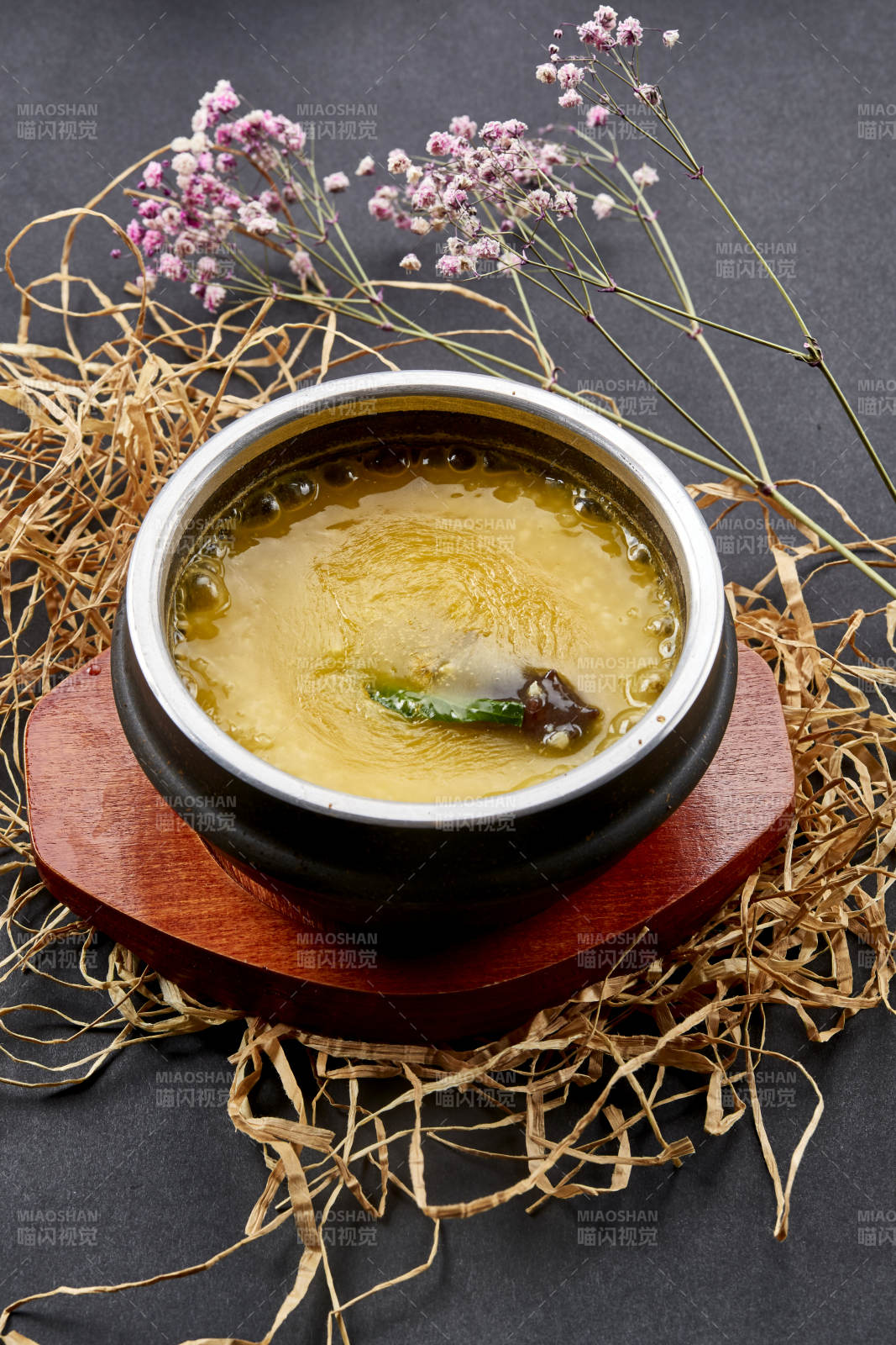 香浓小米蟹黄粥炖海参图片