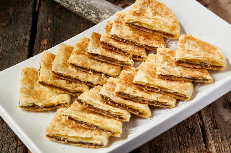 白色瓷盘装美味唐酥饼图片