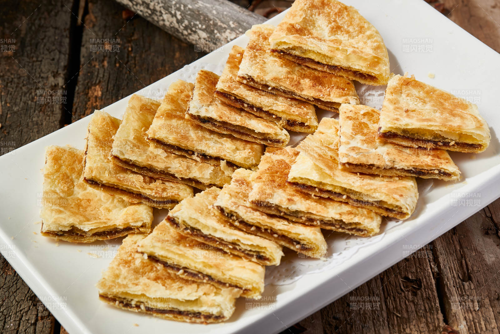 白色瓷盘装美味唐酥饼图片