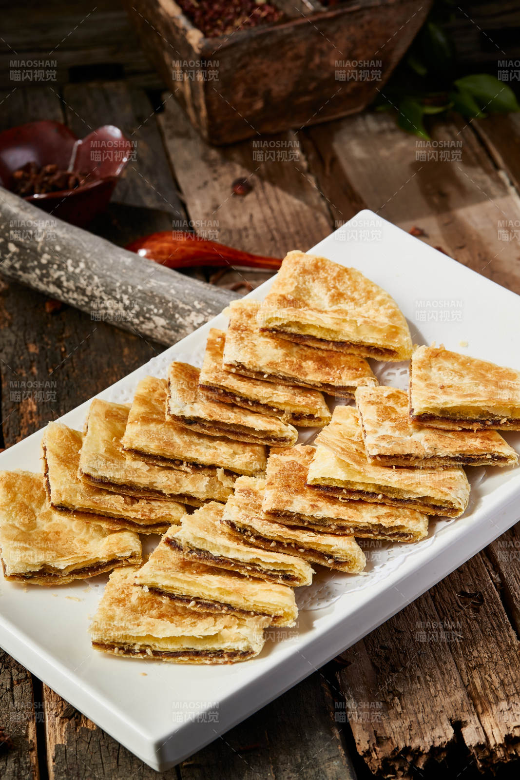 白色瓷盘装美味唐酥饼图片