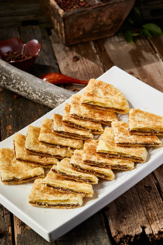 白色瓷盘装美味唐酥饼图片