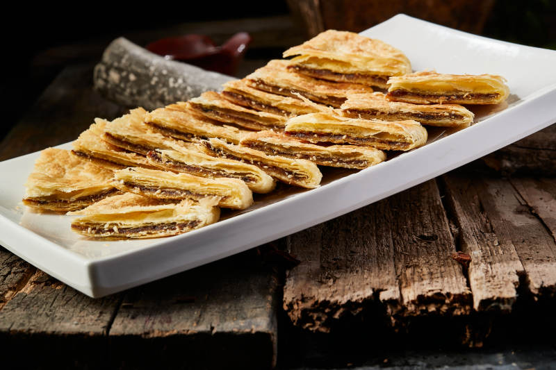 白色瓷盘装美味唐酥饼图片