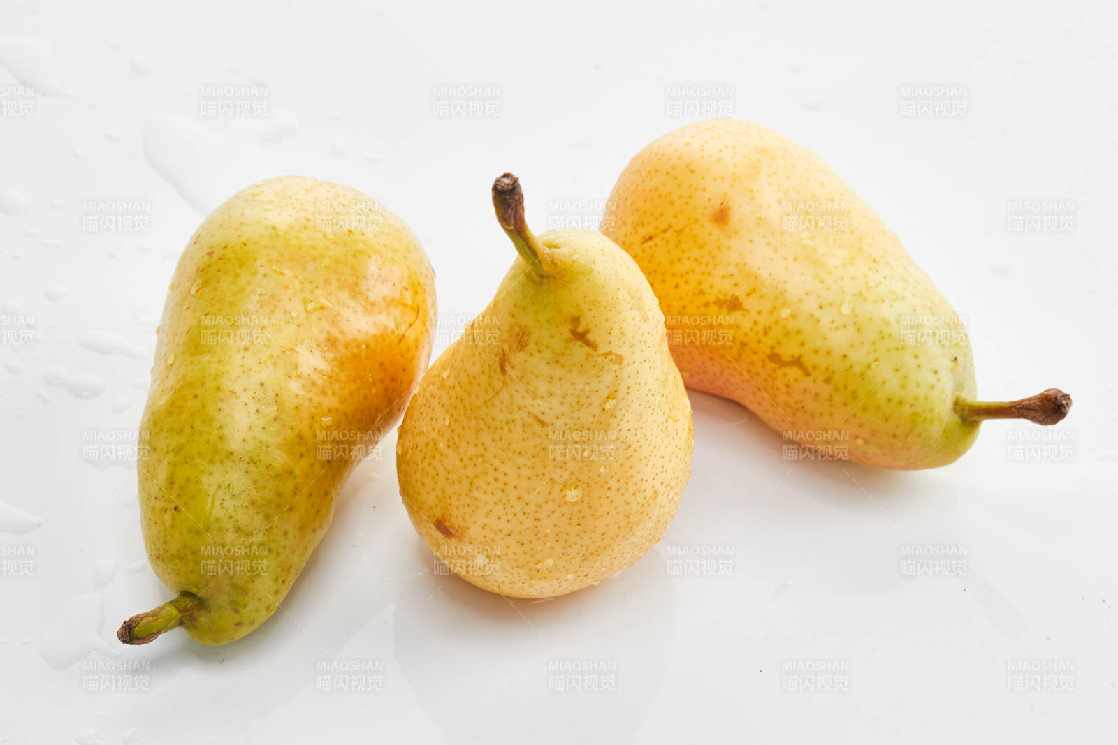 白色背景上摆放的新鲜水嫩香梨图片