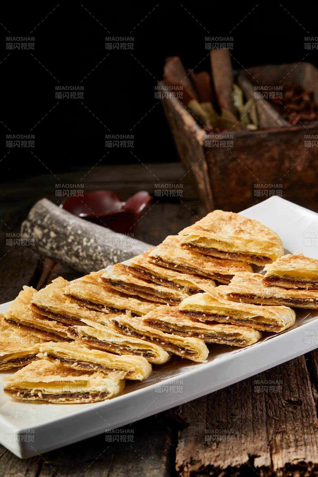 白色瓷盘装美味唐酥饼图片