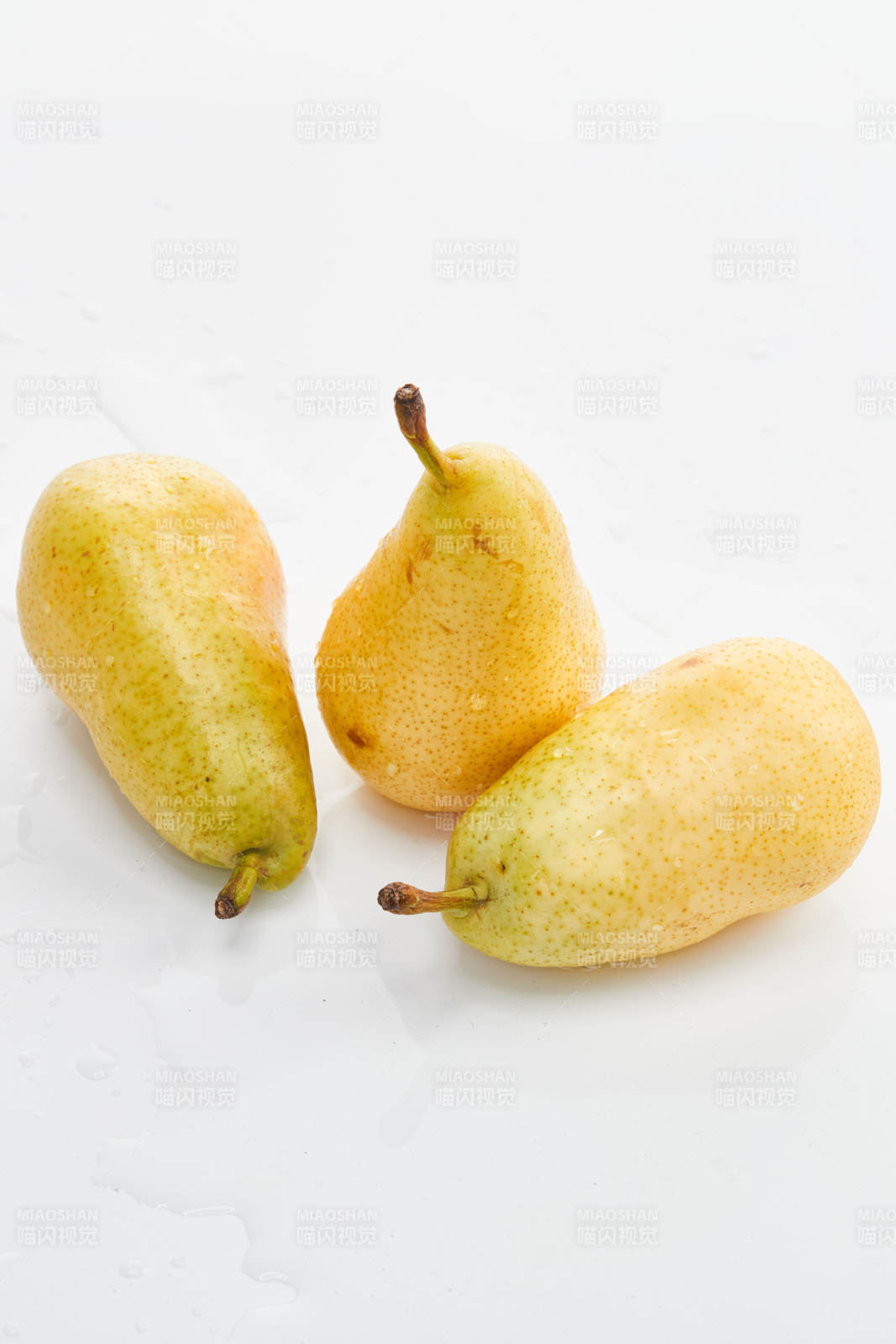 白色背景上摆放的新鲜水嫩香梨图片