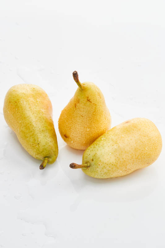 白色背景上摆放的新鲜水嫩香梨图片