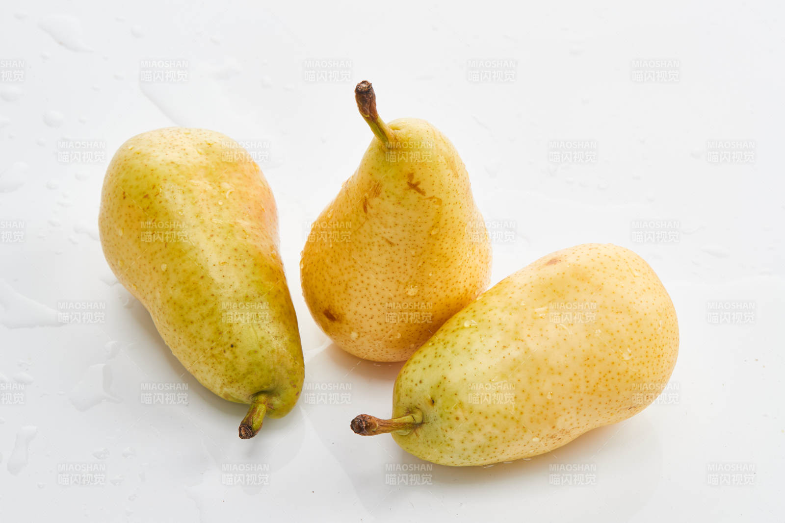 白色背景上摆放的新鲜水嫩香梨图片