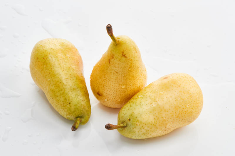 白色背景上摆放的新鲜水嫩香梨图片