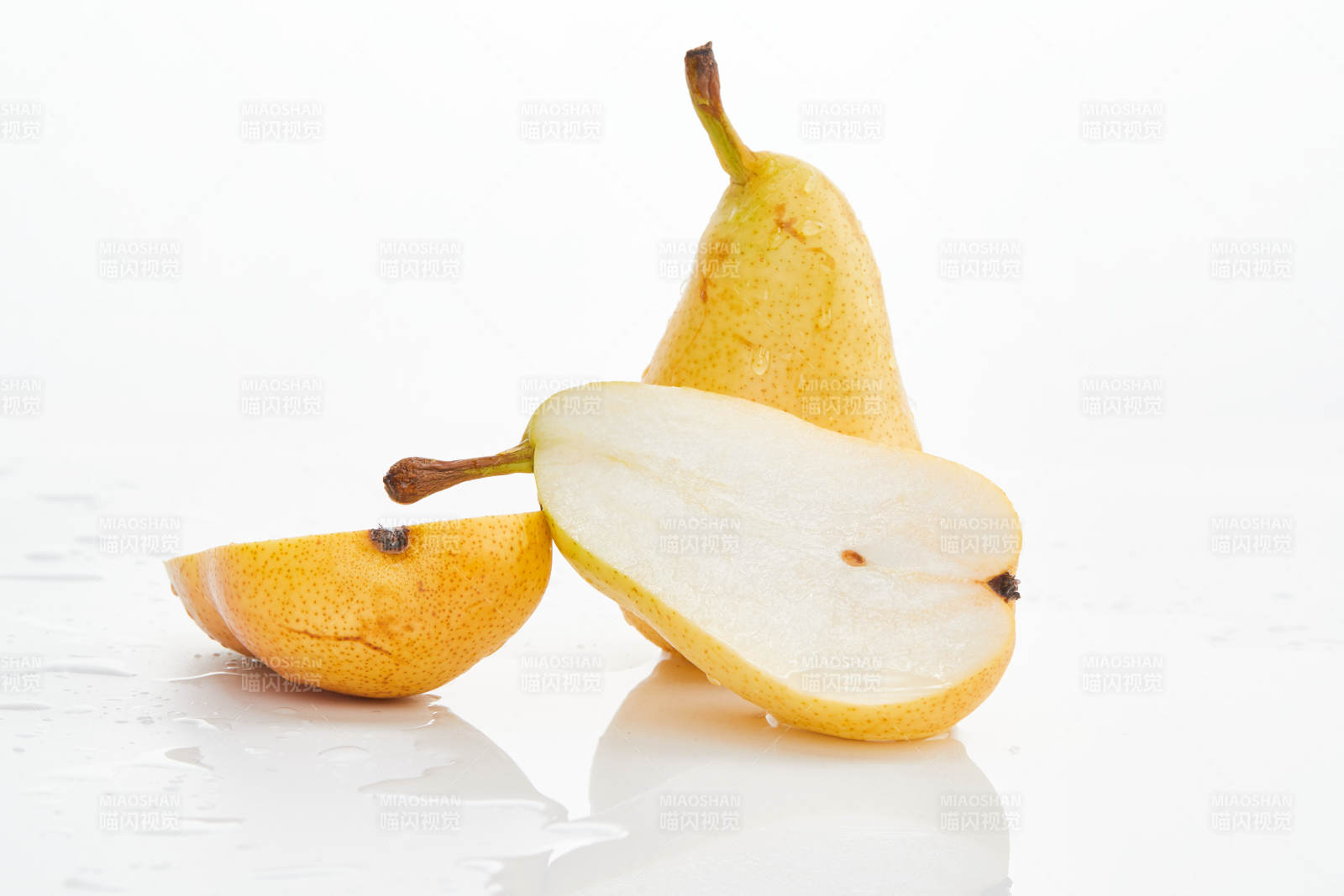 白色背景上摆放的新鲜水嫩香梨图片