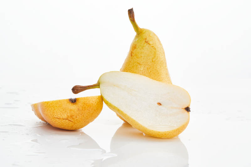 白色背景上摆放的新鲜水嫩香梨图片