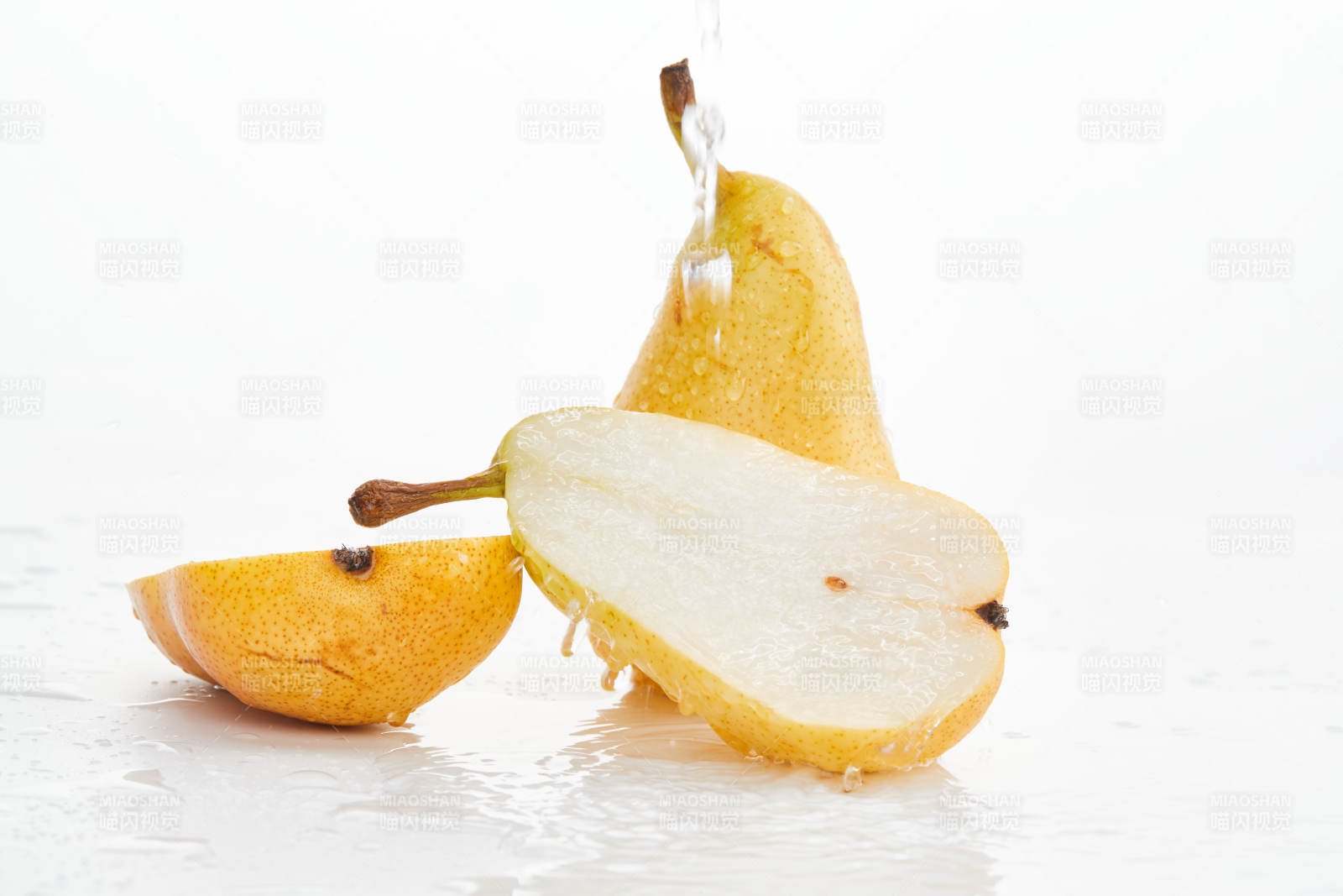 白色背景上摆放的新鲜水嫩香梨图片