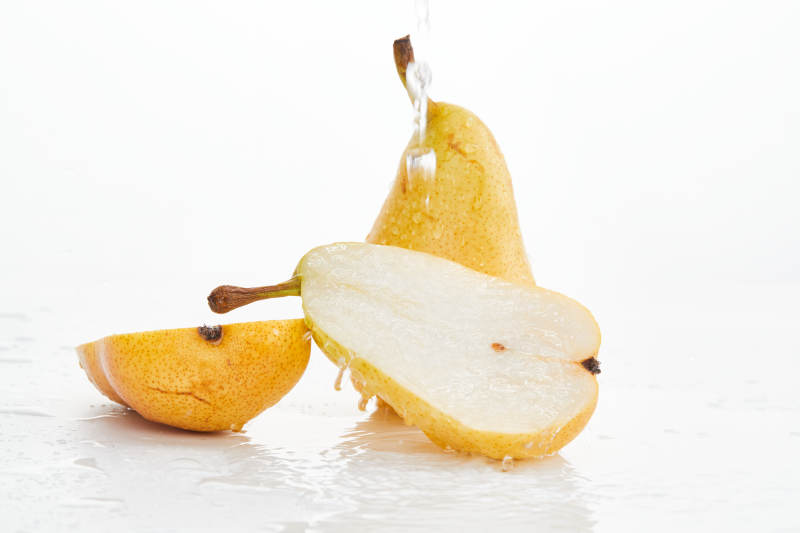 白色背景上摆放的新鲜水嫩香梨图片