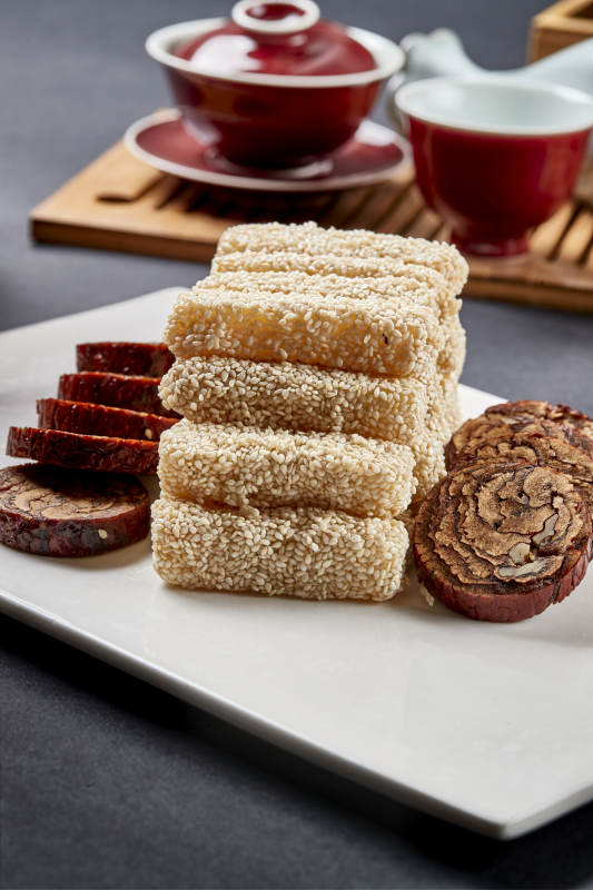 油炸麻仁红薯配枣夹核桃图片