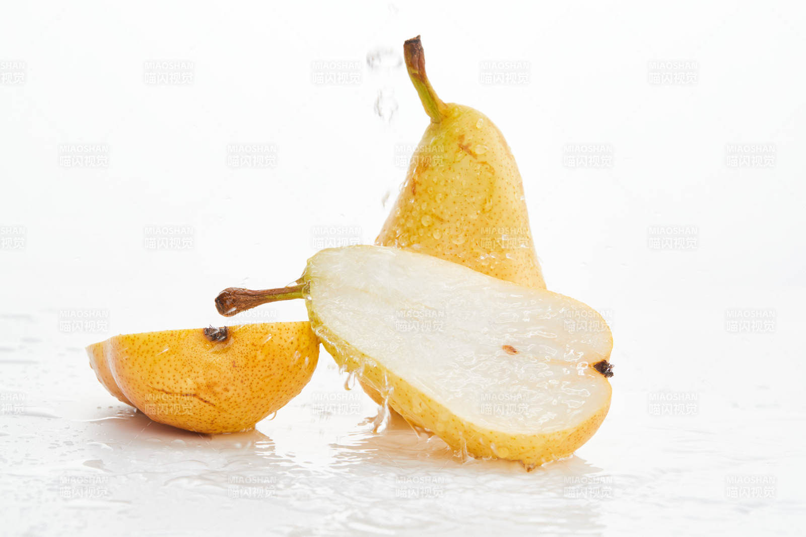 白色背景上摆放的新鲜水嫩香梨图片