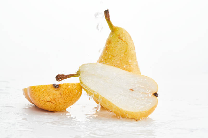 白色背景上摆放的新鲜水嫩香梨图片