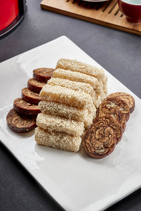 油炸麻仁红薯配枣夹核桃图片