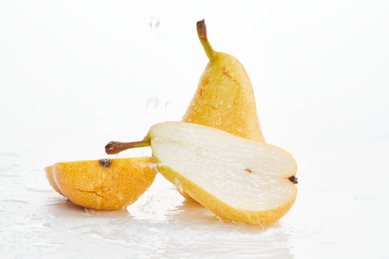 白色背景上摆放的新鲜水嫩香梨图片