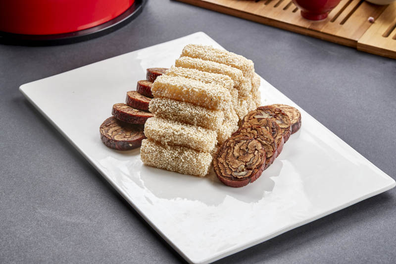 油炸麻仁红薯配枣夹核桃图片