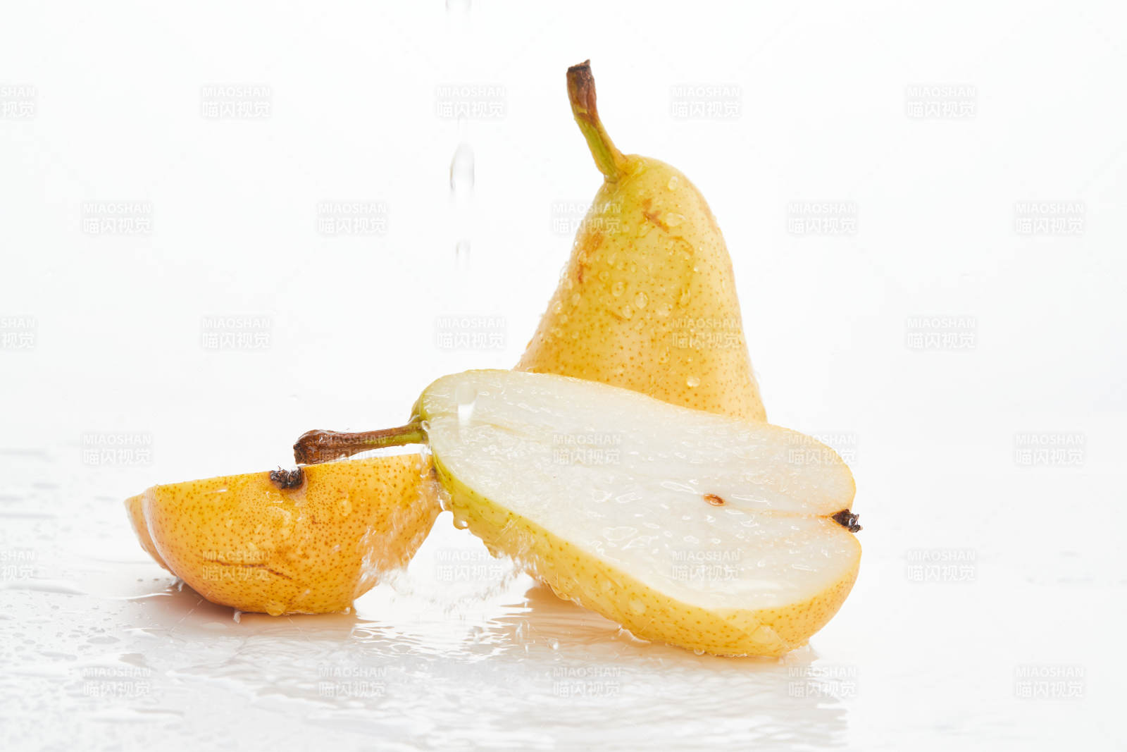 白色背景上摆放的新鲜水嫩香梨图片
