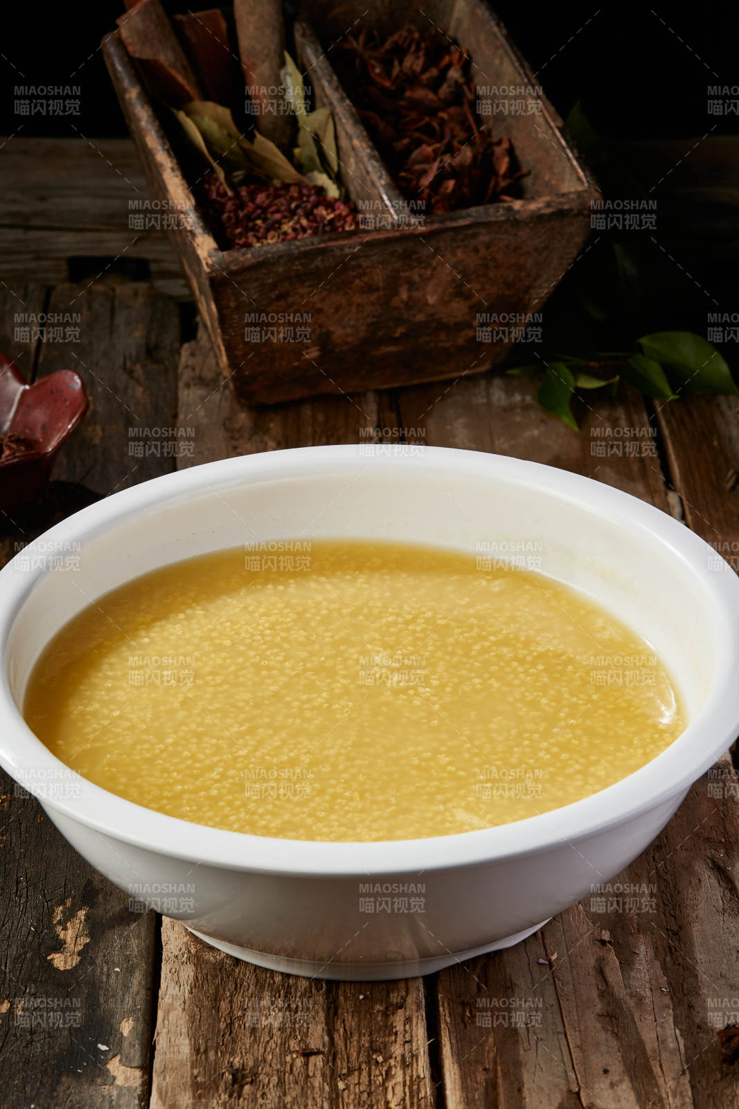 白色瓷盆装的黄金奶汤小米粥图片