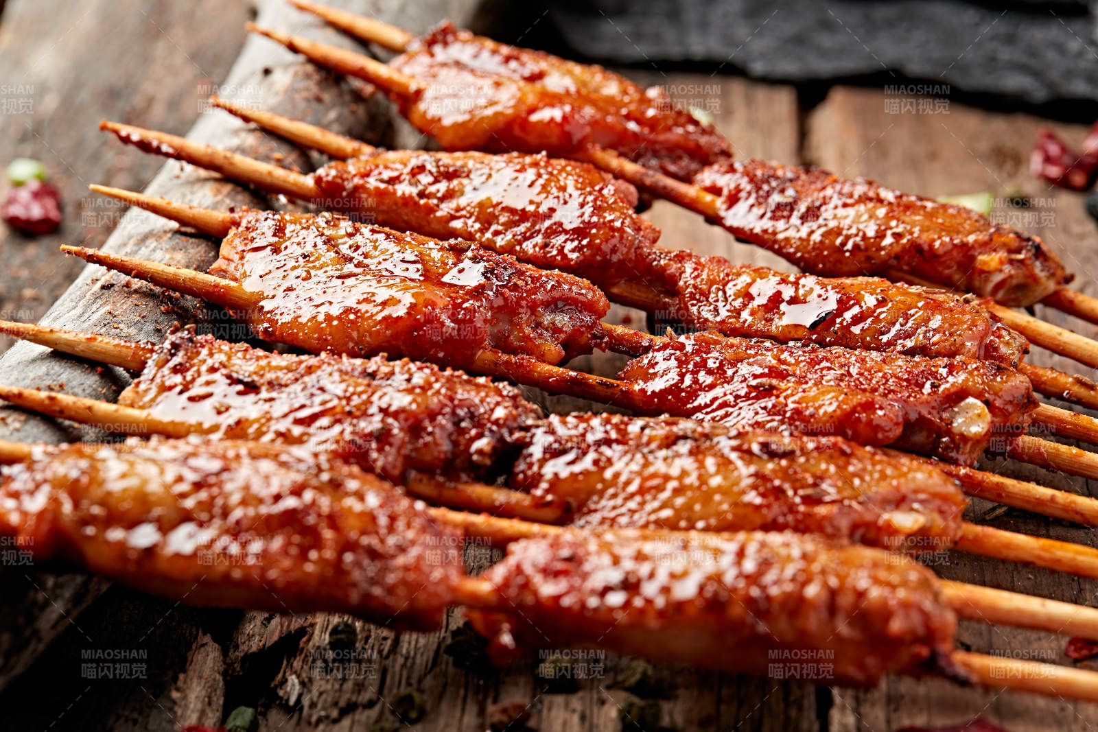 炭烤奥尔良口味鸡翅中图片